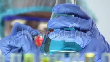 实验室化学家用蓝色液体标记瓶，家用化学品生产